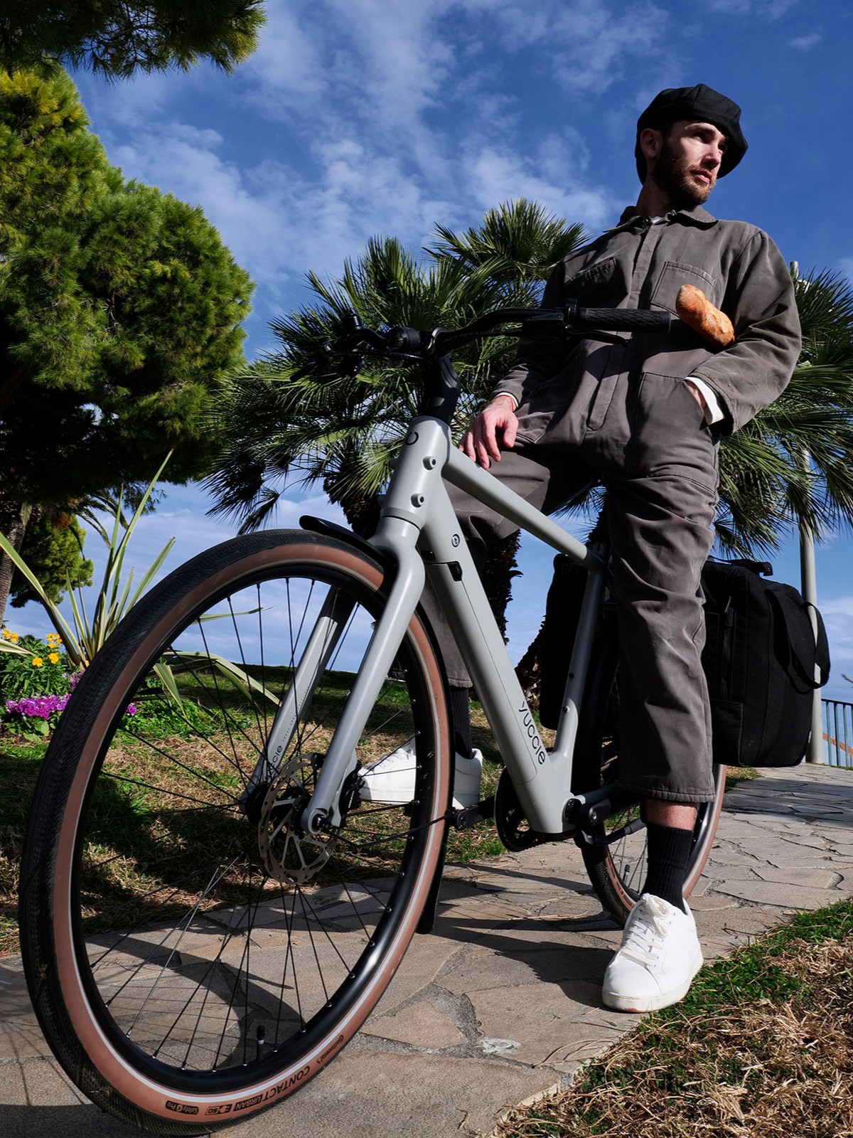 Mann sitzt auf einem Yuccie Bike